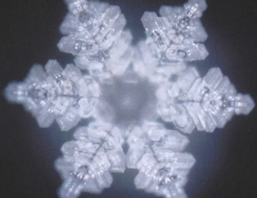 Structure géométrique parfaite d'un cristal d'eau selon les travaux de Masaru Emoto, illustrant un article sur l'impact des sons et des fréquences vibratoires sur la clarté mentale des dirigeants.