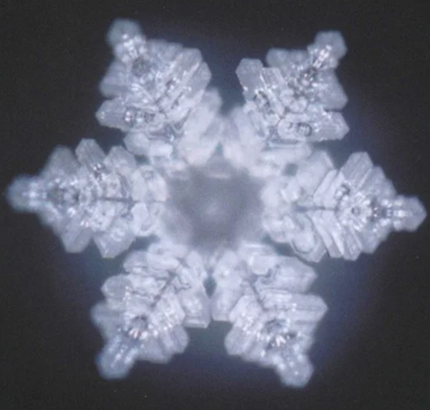 Structure géométrique parfaite d'un cristal d'eau selon les travaux de Masaru Emoto, illustrant un article sur l'impact des sons et des fréquences vibratoires sur la clarté mentale des dirigeants.