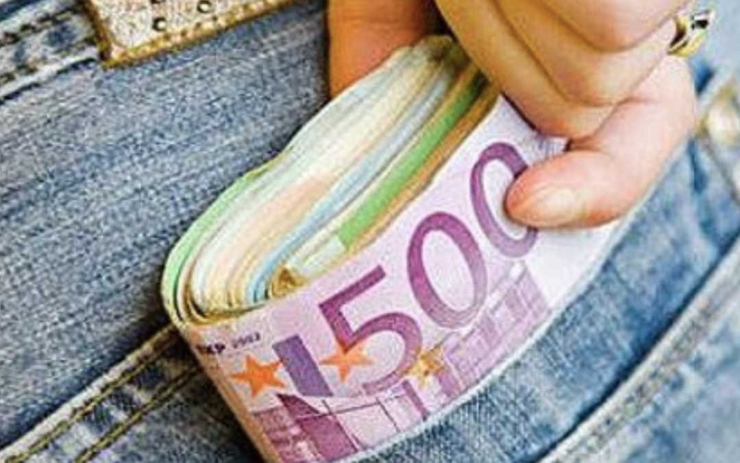 Liasse de billet dans la poche d'un jean