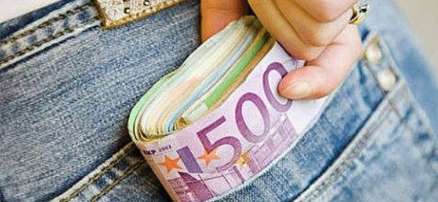 Liasse de billet dans la poche d'un jean