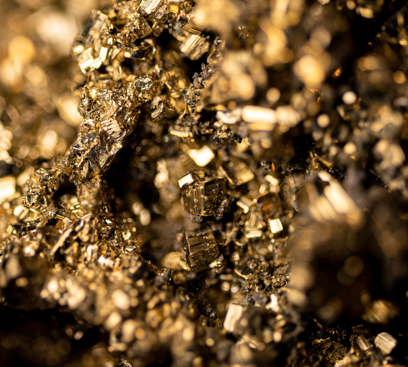 Éclat de pyrite brute illustrant l'alchimie de l'âme et la libération des blocages liés à l'argent.