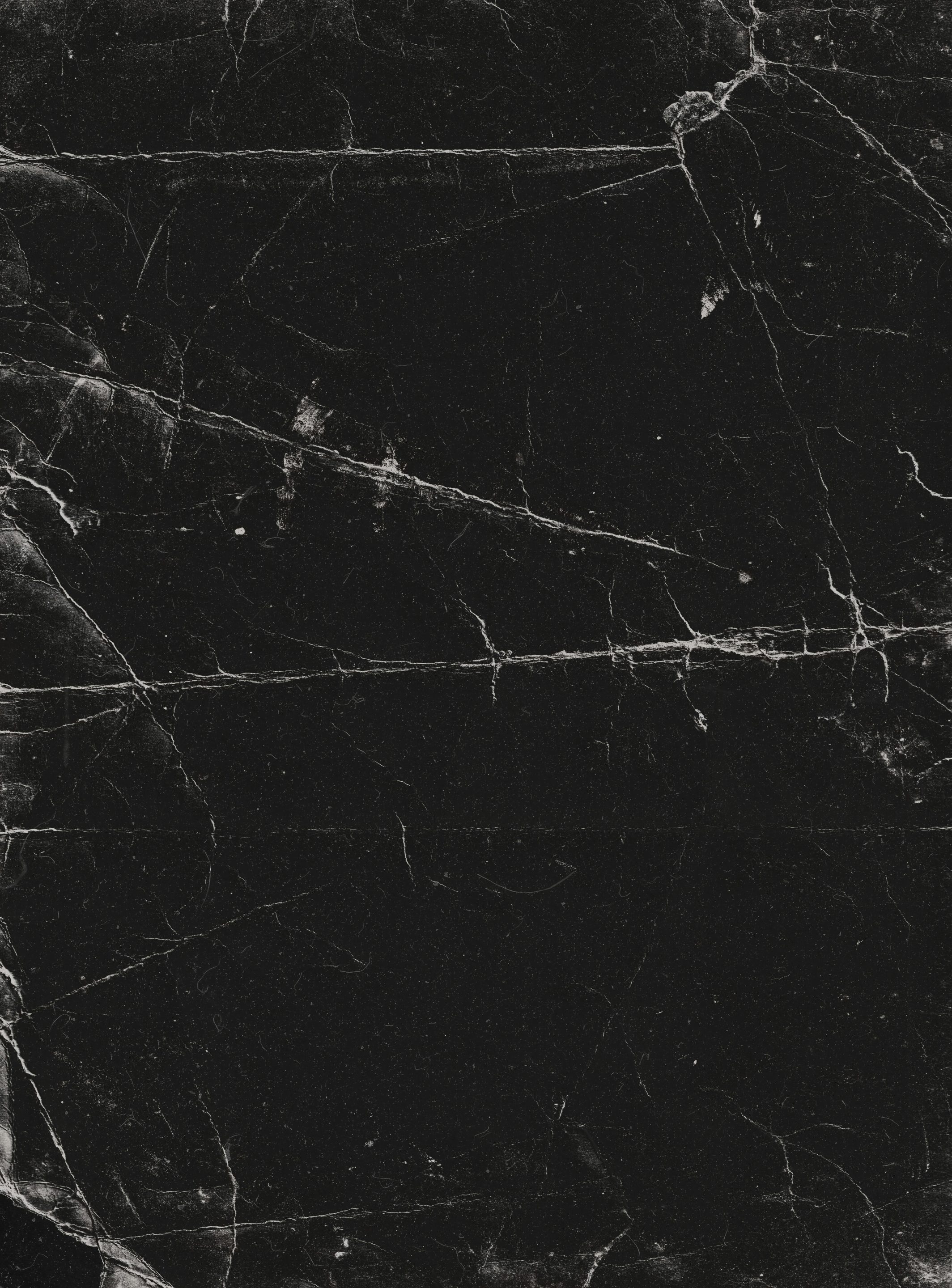 Texture minérale sombre aux lignes brisées évoquant le poids des loyautés familiales et de la gouvernance.